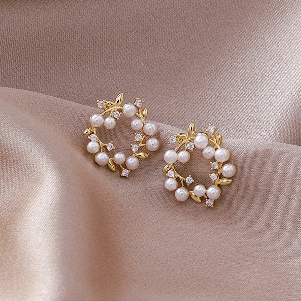 Pearly Diamond Wreath Floral Minimalist Mini Simple Delicate Gold Stud Earring